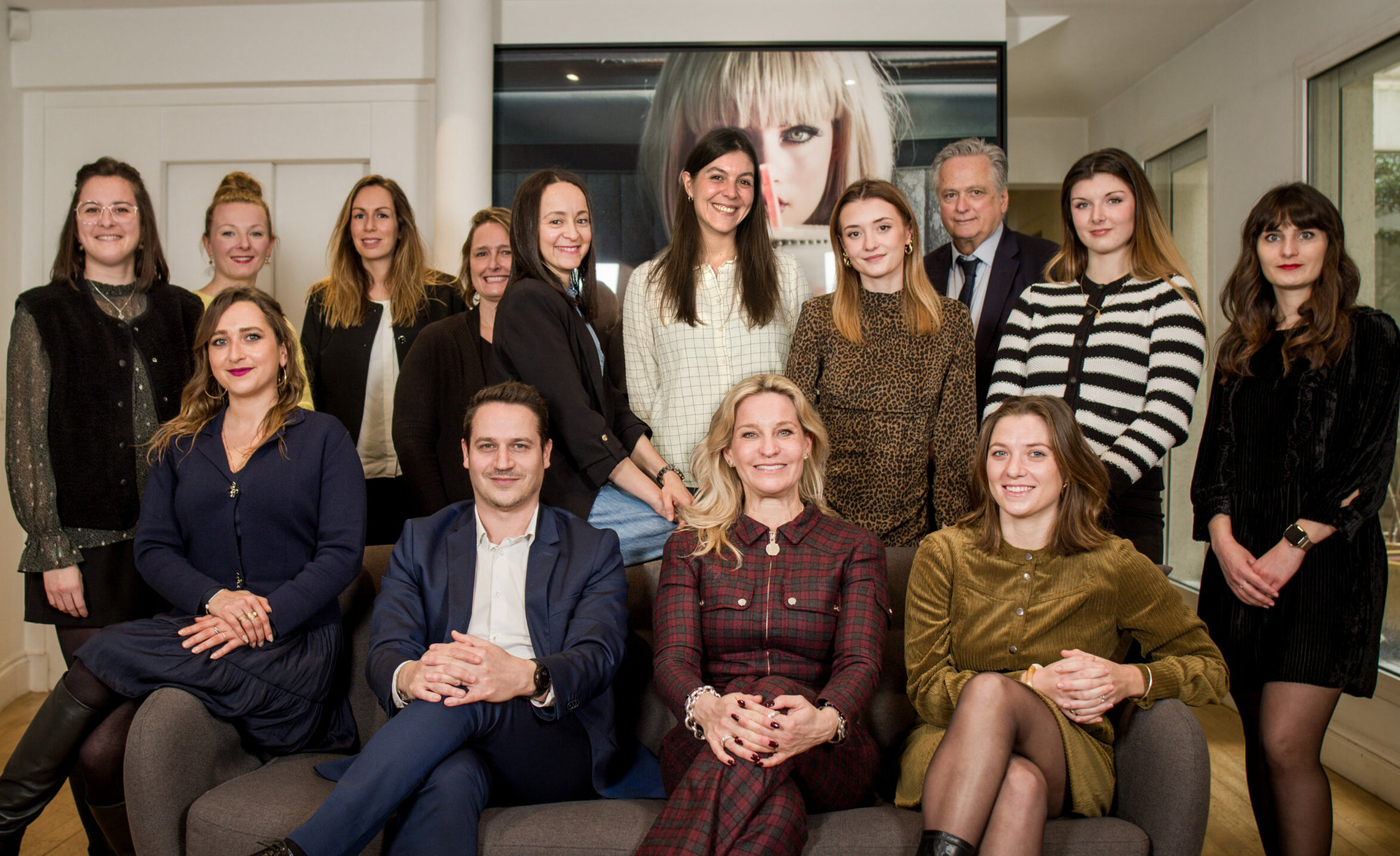 L’équipe dynamique et engagée de Dynamis Avocats Photo de groupe de l'équipe dynamis souriante dans un bureau moderne
