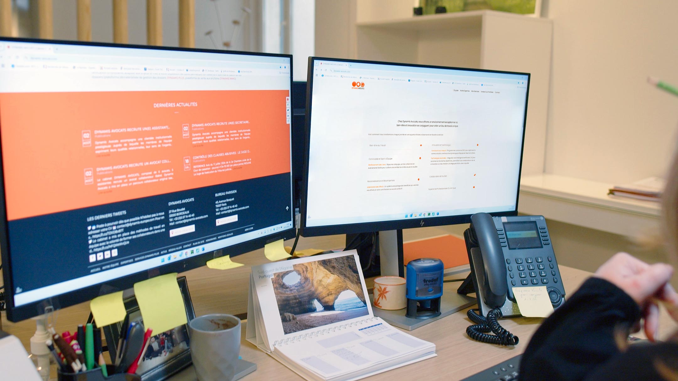 Bureau au sein du cabinet Dynamis Avocats avec deux écrans affichant des informations juridiques, illustrant un environnement de travail moderne et organisé.